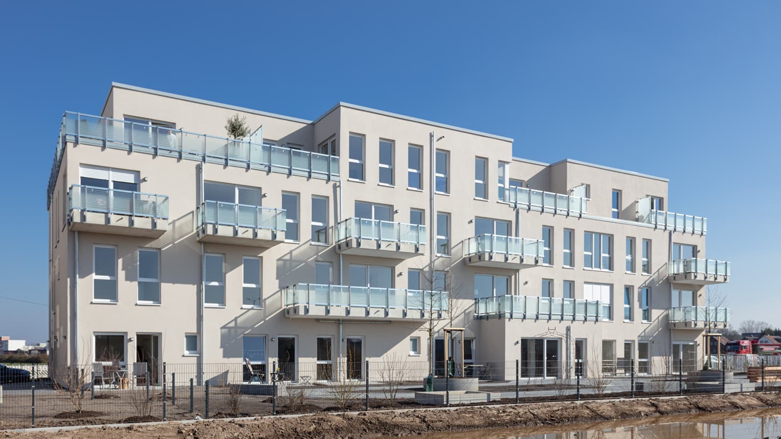 Helle 4 Zimmer Wohnung mit Fenster-Bad und umlaufenden Balkon